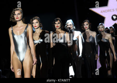 Madrid, Spanien. 15 Sep, 2017. Ein Modell trägt bei Abholung runaway eine Kreation von 'Andres Sarda" während der Pasarela Cibeles Mercedes Benz Fashion Week in Madrid 2017, in Madrid, am Freitag, 15, September 2017. Credit: Gtres Información más Comuniación auf Linie, S.L./Alamy leben Nachrichten Stockfoto