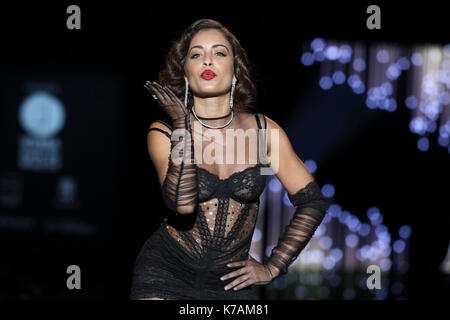 Madrid, Spanien. 15 Sep, 2017. Modell Hiba Abouk trägt bei Abholung runaway eine Kreation von 'Andres Sarda" während der Pasarela Cibeles Mercedes Benz Fashion Week in Madrid 2017, in Madrid, am Freitag, 15, September 2017. Credit: Gtres Información más Comuniación auf Linie, S.L./Alamy leben Nachrichten Stockfoto
