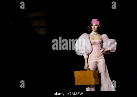 Madrid, Spanien. 15 Sep, 2017. Ein Modell trägt bei Abholung runaway eine Kreation von 'Andres Sarda" während der Pasarela Cibeles Mercedes Benz Fashion Week in Madrid 2017, in Madrid, am Freitag, 15, September 2017. Credit: Gtres Información más Comuniación auf Linie, S.L./Alamy leben Nachrichten Stockfoto