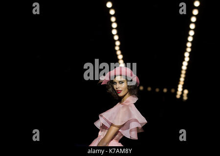 Madrid, Spanien. 15 Sep, 2017. Ein Modell trägt bei Abholung runaway eine Kreation von 'Andres Sarda" während der Pasarela Cibeles Mercedes Benz Fashion Week in Madrid 2017, in Madrid, am Freitag, 15, September 2017. Credit: Gtres Información más Comuniación auf Linie, S.L./Alamy leben Nachrichten Stockfoto