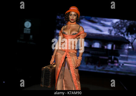 Madrid, Spanien. 15 Sep, 2017. Modell Hiba Abouk trägt bei Abholung runaway eine Kreation von 'Andres Sarda" während der Pasarela Cibeles Mercedes Benz Fashion Week in Madrid 2017, in Madrid, am Freitag, 15, September 2017. Credit: Gtres Información más Comuniación auf Linie, S.L./Alamy leben Nachrichten Stockfoto