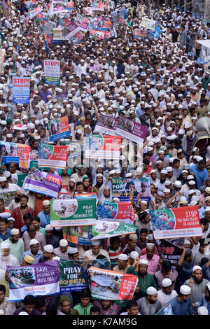 Dhaka, Bangladesch. 15 Sep, 2017. DHAKA, BANGLADESCH - September 15, 2017: Anhänger der Hefajat e Islam nehmen Sie teil an einem Protest und März gegenüber Myanmar Botschaft gegen den letzten Angriff auf die Myanmar Minderheit Rohingya Menschen durch Myanmar Govt., Dhaka, Bangladesh, 15. September 2017. Credit: SK Hasan Ali/Alamy leben Nachrichten Stockfoto