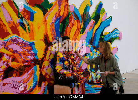 London, Großbritannien. 15 Sep, 2017. Der chinesische Künstler Liu Bolin Mitte Weise durch seine erste Live UK performance Disappearing Act, bis Sonntag, den 17. September zu Beginn Art Fair in der Londoner Saatchi Gallery Credit: Londonphotos/Alamy leben Nachrichten Stockfoto