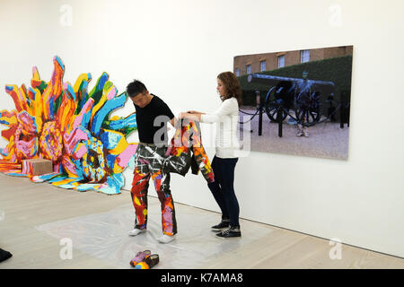 London, Großbritannien. 15 Sep, 2017. Der chinesische Künstler Liu Bolin Mitte Weise durch seine erste Live UK performance Disappearing Act, bis Sonntag, den 17. September zu Beginn Art Fair in der Londoner Saatchi Gallery Credit: Londonphotos/Alamy leben Nachrichten Stockfoto