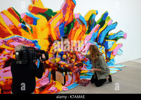 London, Großbritannien. 15 Sep, 2017. Der chinesische Künstler Liu Bolin Mitte Weise durch seine erste Live UK performance Disappearing Act, bis Sonntag, den 17. September zu Beginn Art Fair in der Londoner Saatchi Gallery Credit: Londonphotos/Alamy leben Nachrichten Stockfoto