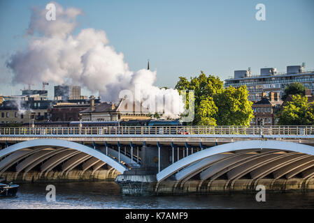 LNER Klasse A3 Dampflok "Flying Scotsman" Kreuze Grosvenor Bridge (Bahnhof Victoria Bridge) über die Themse Schleppen am frühen Morgen Dampf Träume Sonderzug "Die Mauren und Dales Explorer" von London Victoria nach York. Stockfoto