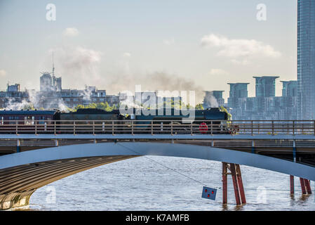 LNER Klasse A3 Dampflok "Flying Scotsman" Kreuze Grosvenor Bridge (Bahnhof Victoria Bridge) über die Themse Schleppen am frühen Morgen Dampf Träume Sonderzug "Die Mauren und Dales Explorer" von London Victoria nach York. Stockfoto