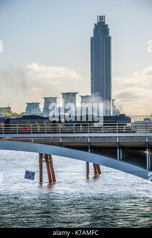 LNER Klasse A3 Dampflok "Flying Scotsman" Kreuze Grosvenor Bridge (Bahnhof Victoria Bridge) über die Themse Schleppen am frühen Morgen Dampf Träume Sonderzug "Die Mauren und Dales Explorer" von London Victoria nach York. Stockfoto