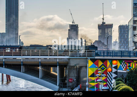 LNER Klasse A3 Dampflok "Flying Scotsman" Kreuze Grosvenor Bridge (Bahnhof Victoria Bridge) über die Themse Schleppen am frühen Morgen Dampf Träume Sonderzug "Die Mauren und Dales Explorer" von London Victoria nach York. Stockfoto