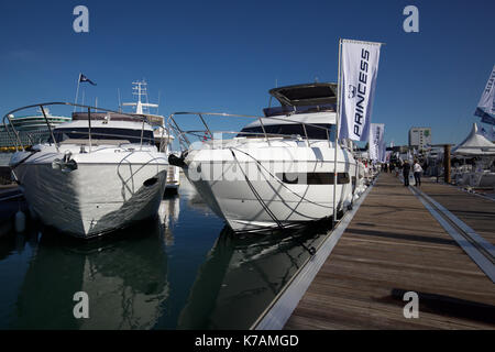 Southampton, Großbritannien. 15 Sep, 2017. Die 49 Southampton Boat Show unterwegs erhält. Es wurde offiziell von Mode und Lifestyle Unternehmer, Millie Mackintosh geöffnet. Die nächsten zehn Tage sind sicher eine der Premier nautische Veranstaltungen der Welt. Es gibt Attraktionen für die ganze Familie mit Booten in verschiedenen Formen und Größen von einem Beiboot zu einem super Luxury Motor Yacht. Angedockt an der Marina Kaskelot ist einer der letzten verbliebenen hölzernen Großsegler für Menschen an Bord kennen zu lernen und von der Geschichte der Credit erfahren: Keith Larby/Alamy leben Nachrichten Stockfoto