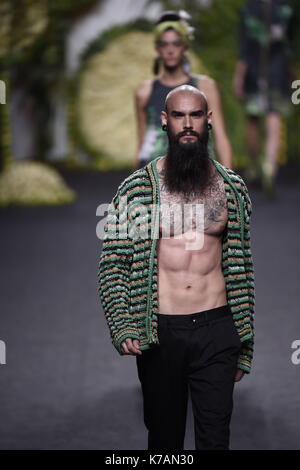 Madrid, Spanien. 15 Sep, 2017. Modell Krys Pasiecznick trägt bei Abholung runaway eine Kreation von 'Francis Montesinos' während der Pasarela Cibeles Mercedes Benz Fashion Week in Madrid 2017, in Madrid, am Freitag, 15, September 2017. Credit: Gtres Información más Comuniación auf Linie, S.L./Alamy leben Nachrichten Stockfoto