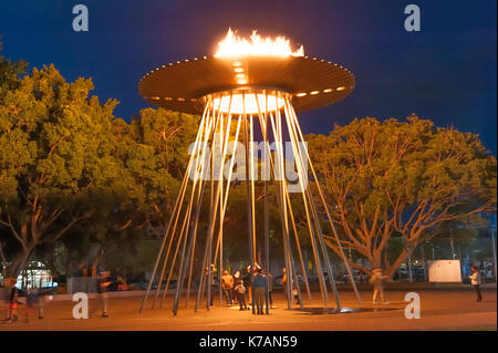 Der Sydney Olympic Park, Australien. 15. September 2017. Die Leute, die auf der Suche nach am lit Kessel feiert 17. Jahrestag der Olympischen Spiele 2000 in Sydney. Credit: Hai Nguyen/Alamy leben Nachrichten Stockfoto