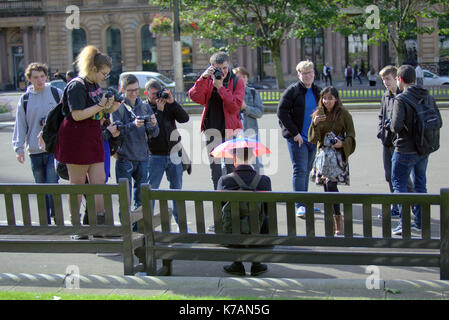 Glasgow, Schottland, Großbritannien. 15 Sep, 2017. sonnig und regnerisch und die neuen Studierenden sind bereit, sowohl für die in der studienanfaenger Woche mit einem Hut, einen Regenschirm oder einen Sonnenschirm am Anfang einer anderen akademischen Jahres als Fotografie Medien Studenten auf dem George Square sammeln werden. Kredit gerard Fähre / alamy Nachrichten Stockfoto