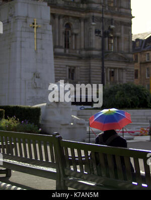 Glasgow, Schottland, Großbritannien. 15 Sep, 2017. Sonnig und regnerisch und die neuen Studierenden sind sowohl in der studienanfaenger Woche mit einem Hut, einen Regenschirm oder einen Sonnenschirm am Anfang einer anderen akademischen Jahr vor dem Ehrenmal auf dem George Square werden vorbereitet. Credit: Gerard Fähre / alamy Leben Nachrichten Stockfoto