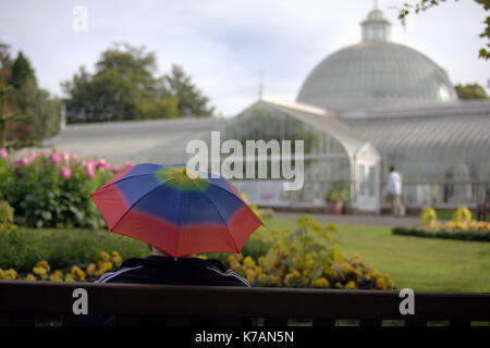 Glasgow, Schottland, Großbritannien. 15 Sep, 2017. Sonnig und regnerisch und die neuen Studierenden sind sowohl in der studienanfaenger Woche mit einem Hut, einen Regenschirm oder einen Sonnenschirm am Anfang einer anderen akademischen Jahres an der Kibble Palace im Botanischen Garten werden vorbereitet. Credit: Gerard Fähre / alamy Leben Nachrichten Stockfoto