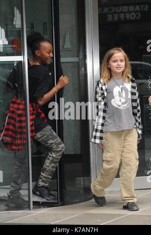 Zahara de los Atunes Jolie Pitt, Vivienne Marcheline Jolie Pitt heraus und über für Celebrity Candids-DO,, New York, NY 14. September 2017. Foto: Kristin Callahan/Everett Collection Stockfoto