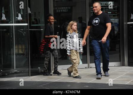 Zahara de los Atunes Jolie Pitt, Vivienne Marcheline Jolie Pitt heraus und über für Celebrity Candids-DO,, New York, NY 14. September 2017. Foto: Kristin Callahan/Everett Collection Stockfoto