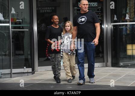 Zahara de los Atunes Jolie Pitt, Vivienne Marcheline Jolie Pitt heraus und über für Celebrity Candids-DO,, New York, NY 14. September 2017. Foto: Kristin Callahan/Everett Collection Stockfoto