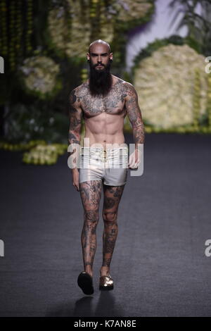 Madrid, Spanien. 15 Sep, 2017. Modell Krys Pasiecznick trägt bei Abholung runaway eine Kreation von 'Francis Montesinos' während der Pasarela Cibeles Mercedes Benz Fashion Week in Madrid 2017, in Madrid, am Freitag, 15, September 2017. Credit: Gtres Información más Comuniación auf Linie, S.L./Alamy leben Nachrichten Stockfoto