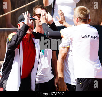 Oeiras, Portugal. September 2017. Der deutsche Tennischef Boris Becker gratuiert dem deutschen Spieler Cedrik Marcel Stebe beim Davis-Cup-Play-Off-Spiel zwischen Portugal und Deutschland im Centro Desportivo Nacional Jamor in Oeiras/Lissabon. Quelle: Frank Molter/Alamy Live News Stockfoto