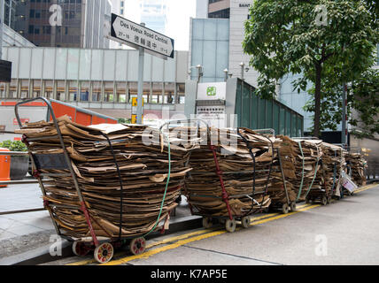 DATEIABBILD. Zentralhong Kong, China. August 2016. Kartons, die für das Cash-Recycling auf den Straßen von Central, Hong Kong gesammelt wurden. Der Umweltminister in Hongkong, Wong kam-sing, kündigt die Bereitstellung von Standorten an, an denen Altpapier für eine Woche gelagert werden soll. Dies folgte dem sofortigen Verbot von 24 Arten von recycelbaren Artikeln in China. Sie wollen verhindern, dass ausländische Abfälle bis Ende des Jahres in China landen. Die Unmittelbarkeit des Verbots bedeutet, dass keine Alternativen für Hong Kongs Back Log vorhanden sind. Quelle: Jayne Russell/Alamy Live News Stockfoto