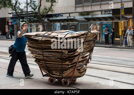 Datei Bild. Central Hongkong, China. 22 Aug, 2016. Trolleys von Karton gesammelt, die für Cash Recycling in den Straßen von Central, Hong Kong. Staatssekretär für Umwelt in Hongkong, Herr Wong Kam-Singen, kündigt die Bereitstellung von Standorten Altpapier für die eine Woche zu horten. Dies folgte dem sofortiges Verbot von 24 Arten von recycelbar Elemente in China. Ihr Ziel ist es, ausländischen Abfall in China bis Ende des Jahres zu beenden. Die Unmittelbarkeit der Verbot bedeutet, dass keine Alternativen für Hong Kongs wieder anmelden. Credit: Jayne Russell/Alamy leben Nachrichten Stockfoto