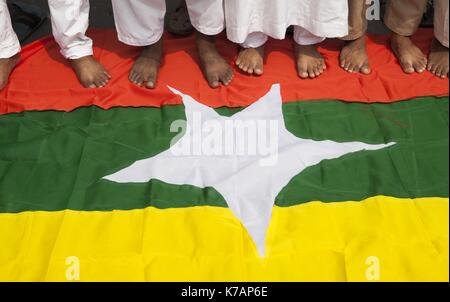 Dhaka, Bangladesch. 15 Sep, 2017. Die verschiedenen islamistischen politischen Organisation in Bangladesch, Kundgebung und Myanmar Flagge und Aung San Suu Kyi Plakat in Dhaka Brennen von der Baitul Mukarram Nationale Moschee nach dem Freitagsgebet anspruchsvolle stoppen Völkermord auf Rohingya Muslime in Dhaka, Bangladesh. Inszeniert wurde der Protest gegen ein militärisches Vorgehen gegen die Rohingyas ethnische Gruppe in Myanmar und Myanmar leader Aung San Suu Kyi. Credit: ZUMA Press, Inc./Alamy leben Nachrichten Stockfoto