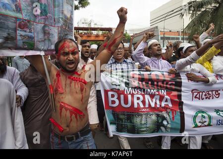 Dhaka, Bangladesch. 15 Sep, 2017. Die verschiedenen islamistischen politischen Organisation in Bangladesch, Kundgebung und Myanmar Flagge und Aung San Suu Kyi Plakat in Dhaka Brennen von der Baitul Mukarram Nationale Moschee nach dem Freitagsgebet anspruchsvolle stoppen Völkermord auf Rohingya Muslime in Dhaka, Bangladesh. Inszeniert wurde der Protest gegen ein militärisches Vorgehen gegen die Rohingyas ethnische Gruppe in Myanmar und Myanmar leader Aung San Suu Kyi. Credit: ZUMA Press, Inc./Alamy leben Nachrichten Stockfoto