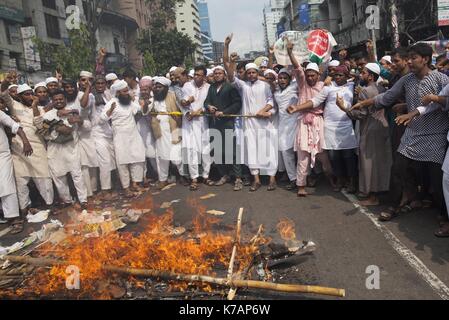 Dhaka, Bangladesch. 15 Sep, 2017. Die verschiedenen islamistischen politischen Organisation in Bangladesch, Kundgebung und Myanmar Flagge und Aung San Suu Kyi Plakat in Dhaka Brennen von der Baitul Mukarram Nationale Moschee nach dem Freitagsgebet anspruchsvolle stoppen Völkermord auf Rohingya Muslime in Dhaka, Bangladesh. Inszeniert wurde der Protest gegen ein militärisches Vorgehen gegen die Rohingyas ethnische Gruppe in Myanmar und Myanmar leader Aung San Suu Kyi. Credit: ZUMA Press, Inc./Alamy leben Nachrichten Stockfoto