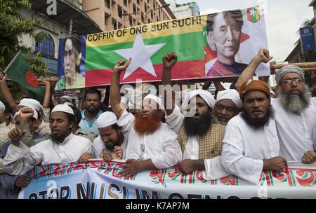 Dhaka, Bangladesch. 15 Sep, 2017. Die verschiedenen islamistischen politischen Organisation in Bangladesch, Kundgebung und Myanmar Flagge und Aung San Suu Kyi Plakat in Dhaka Brennen von der Baitul Mukarram Nationale Moschee nach dem Freitagsgebet anspruchsvolle stoppen Völkermord auf Rohingya Muslime in Dhaka, Bangladesh. Inszeniert wurde der Protest gegen ein militärisches Vorgehen gegen die Rohingyas ethnische Gruppe in Myanmar und Myanmar leader Aung San Suu Kyi. Credit: ZUMA Press, Inc./Alamy leben Nachrichten Stockfoto