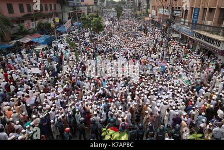 Dhaka, Bangladesch. 15 Sep, 2017. Die verschiedenen islamistischen politischen Organisation in Bangladesch, Kundgebung und Myanmar Flagge und Aung San Suu Kyi Plakat in Dhaka Brennen von der Baitul Mukarram Nationale Moschee nach dem Freitagsgebet anspruchsvolle stoppen Völkermord auf Rohingya Muslime in Dhaka, Bangladesh. Inszeniert wurde der Protest gegen ein militärisches Vorgehen gegen die Rohingyas ethnische Gruppe in Myanmar und Myanmar leader Aung San Suu Kyi. Credit: ZUMA Press, Inc./Alamy leben Nachrichten Stockfoto