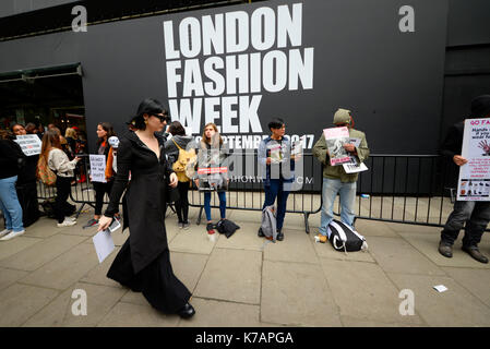 Die Demonstranten versammelten sich vor dem Store Studios während der London Fashion Week ihre Gefühle auf die Verwendung von Pelzen zu demonstrieren. Tierrechte protestieren Stockfoto