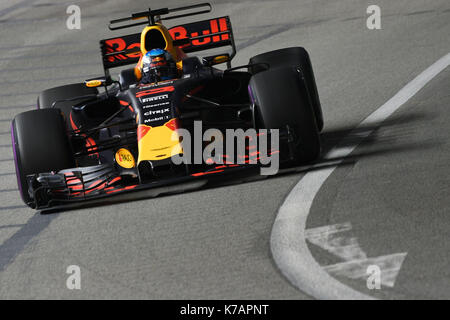 Singapur. 15 Sep, 2017. Der Red Bull australische Fahrer Daniel Ricciardo fährt während der ersten Training der Formel 1 Grand Prix von Singapur in Singapur am 15. September 2017. Credit: Dann Chih Wey/Xinhua/Alamy leben Nachrichten Stockfoto