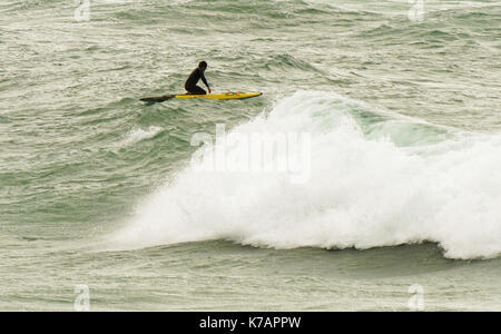 Newquay, Großbritannien. 15 Sep, 2017. UK Wetter Rettungsschwimmer starke Winde und Duschen in Cornwall mutig. 15, September, 2017 Credit: Robert Taylor/Alamy leben Nachrichten Stockfoto