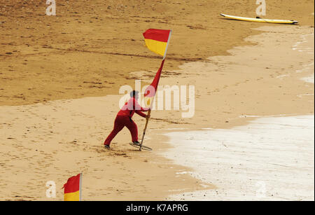 Newquay, Großbritannien. 15 Sep, 2017. UK Wetter Rettungsschwimmer starke Winde und Duschen in Cornwall mutig. 15, September, 2017 Credit: Robert Taylor/Alamy leben Nachrichten Stockfoto