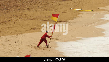 Newquay, Großbritannien. 15 Sep, 2017. UK Wetter Rettungsschwimmer starke Winde und Duschen in Cornwall mutig. 15, September, 2017 Credit: Robert Taylor/Alamy leben Nachrichten Stockfoto