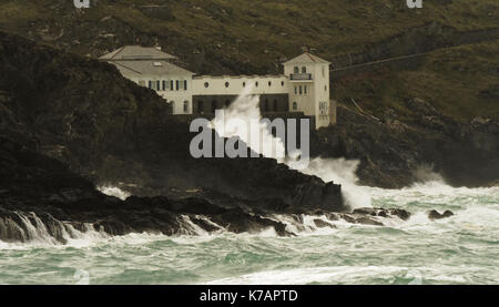 Newquay, Großbritannien. 15 Sep, 2017. UK Wetter Rettungsschwimmer starke Winde und Duschen in Cornwall mutig. 15, September, 2017 Credit: Robert Taylor/Alamy leben Nachrichten Stockfoto