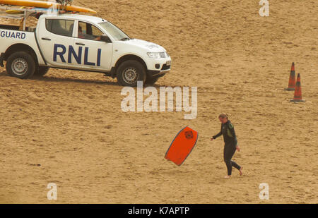 Newquay, Großbritannien. 15 Sep, 2017. UK Wetter Rettungsschwimmer starke Winde und Duschen in Cornwall mutig. 15, September, 2017 Credit: Robert Taylor/Alamy leben Nachrichten Stockfoto