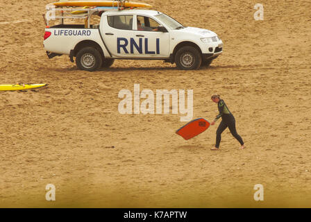 Newquay, Großbritannien. 15 Sep, 2017. UK Wetter Rettungsschwimmer starke Winde und Duschen in Cornwall mutig. 15, September, 2017 Credit: Robert Taylor/Alamy leben Nachrichten Stockfoto