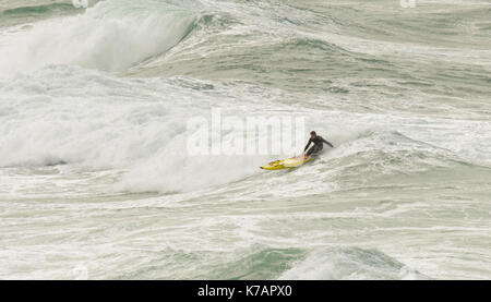 Newquay, Großbritannien. 15 Sep, 2017. UK Wetter Rettungsschwimmer starke Winde und Duschen in Cornwall mutig. 15, September, 2017 Credit: Robert Taylor/Alamy leben Nachrichten Stockfoto