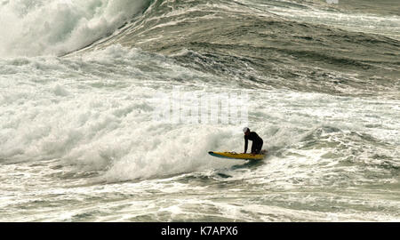 Newquay, Großbritannien. 15 Sep, 2017. UK Wetter Rettungsschwimmer starke Winde und Duschen in Cornwall mutig. 15, September, 2017 Credit: Robert Taylor/Alamy leben Nachrichten Stockfoto