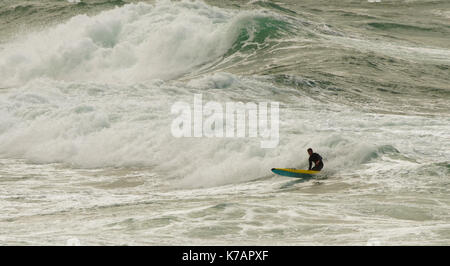 Newquay, Großbritannien. 15 Sep, 2017. UK Wetter Rettungsschwimmer starke Winde und Duschen in Cornwall mutig. 15, September, 2017 Credit: Robert Taylor/Alamy leben Nachrichten Stockfoto