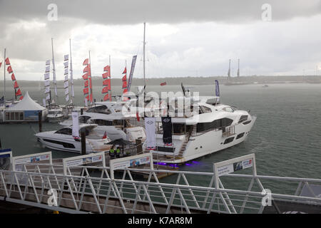 Southampton, Großbritannien. 15 Sep, 2017. UK Wetter. Schwere Regenfälle auf der Southampton Boat Show Credit: Keith Larby/Alamy leben Nachrichten Stockfoto