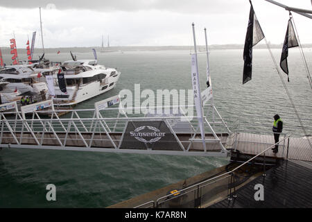 Southampton, Großbritannien. 15 Sep, 2017. UK Wetter. Schwere Regenfälle auf der Southampton Boat Show Credit: Keith Larby/Alamy leben Nachrichten Stockfoto