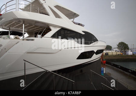 Southampton, Großbritannien. 15 Sep, 2017. UK Wetter. Schwere Regenfälle auf der Southampton Boat Show Credit: Keith Larby/Alamy leben Nachrichten Stockfoto