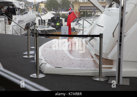 Southampton, Großbritannien. 15 Sep, 2017. UK Wetter. Schwere Regenfälle auf der Southampton Boat Show Credit: Keith Larby/Alamy leben Nachrichten Stockfoto