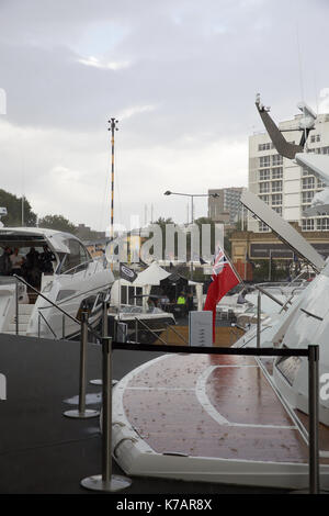 Southampton, Großbritannien. 15 Sep, 2017. UK Wetter. Schwere Regenfälle auf der Southampton Boat Show Credit: Keith Larby/Alamy leben Nachrichten Stockfoto