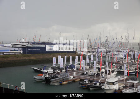 Southampton, Großbritannien. 15 Sep, 2017. UK Wetter. Schwere Regenfälle auf der Southampton Boat Show Credit: Keith Larby/Alamy leben Nachrichten Stockfoto