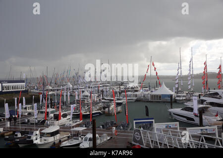 Southampton, Großbritannien. 15 Sep, 2017. UK Wetter. Schwere Regenfälle auf der Southampton Boat Show Credit: Keith Larby/Alamy leben Nachrichten Stockfoto