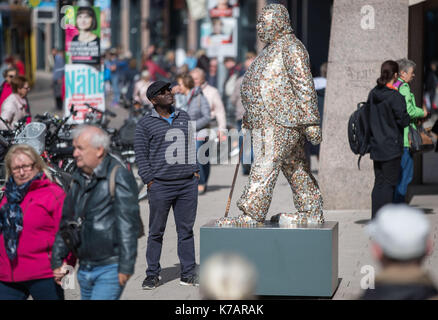 Schwerin, Deutschland. 15 Sep, 2017. Die mosambikanischen Künstler Gemuce (C) stand vor seiner Skulptur "Priorität der Passage" auf dem Marienplatz in Schwerin, Deutschland, 15. September 2017. 'Madgermanes' bezieht sich Arbeitnehmer aus Mosambik, lebte und arbeitete in der ehemaligen DDR zwischen 1979 und 1991 unter Vertrag zu nehmen. Die Ausstellung läuft vom 17. September bis 28. November 2017. Foto: Jens Büttner/dpa/Alamy leben Nachrichten Stockfoto